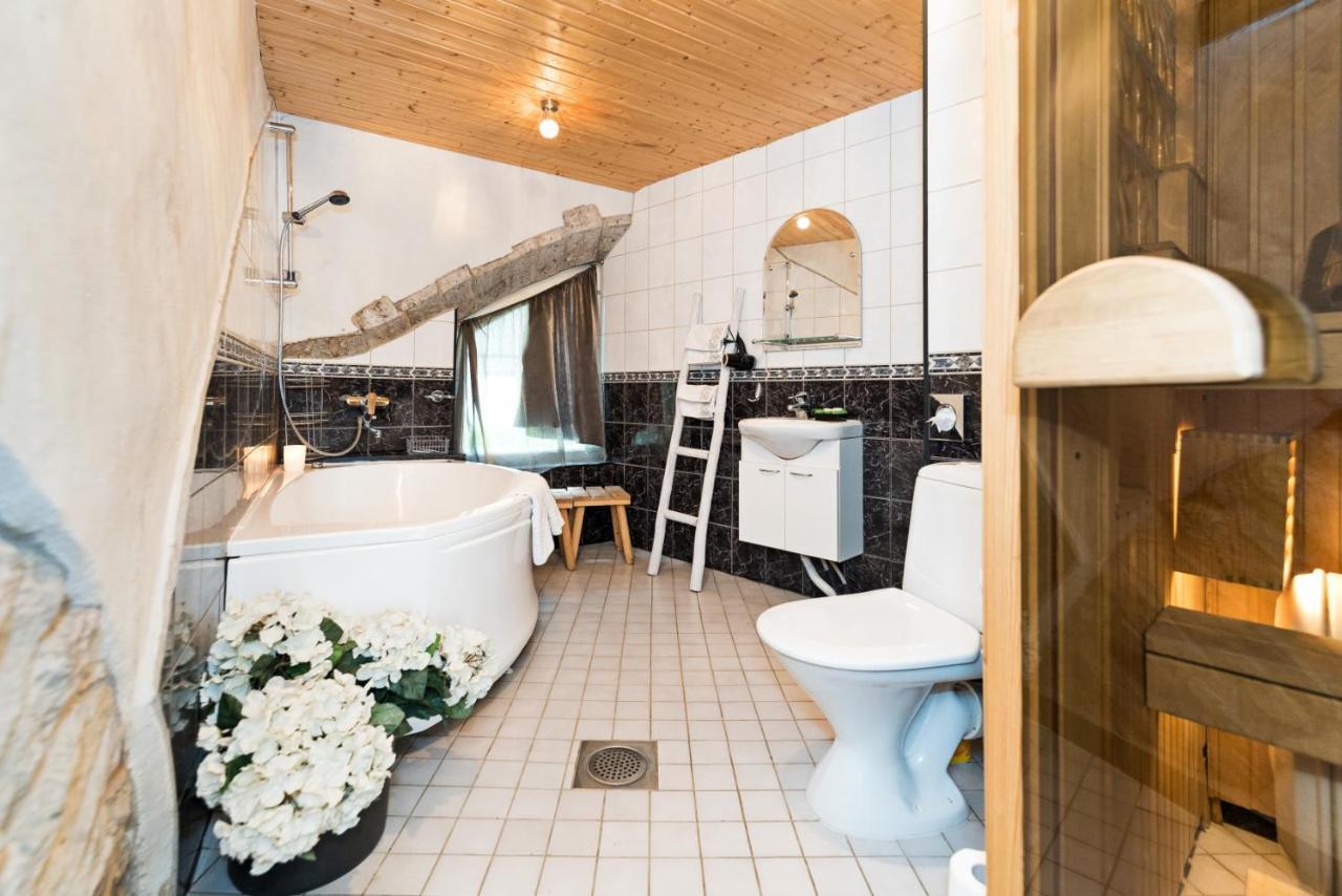 Historical Two-Bedroom Apartment With Sauna, Jacuzzi And Fireplace ทาลลินน์ ภายนอก รูปภาพ